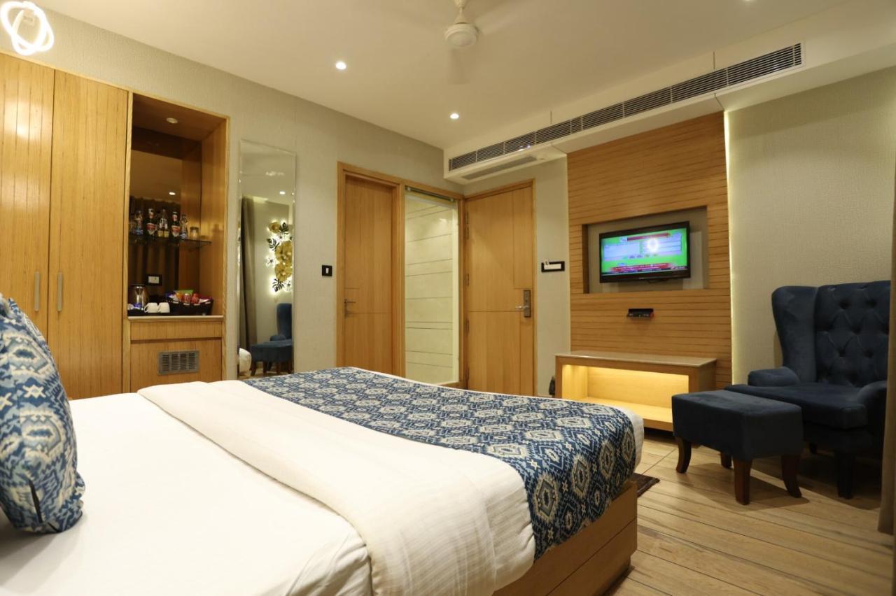 Jrd Luxury-Business Hotel New Delhi Bagian luar foto
