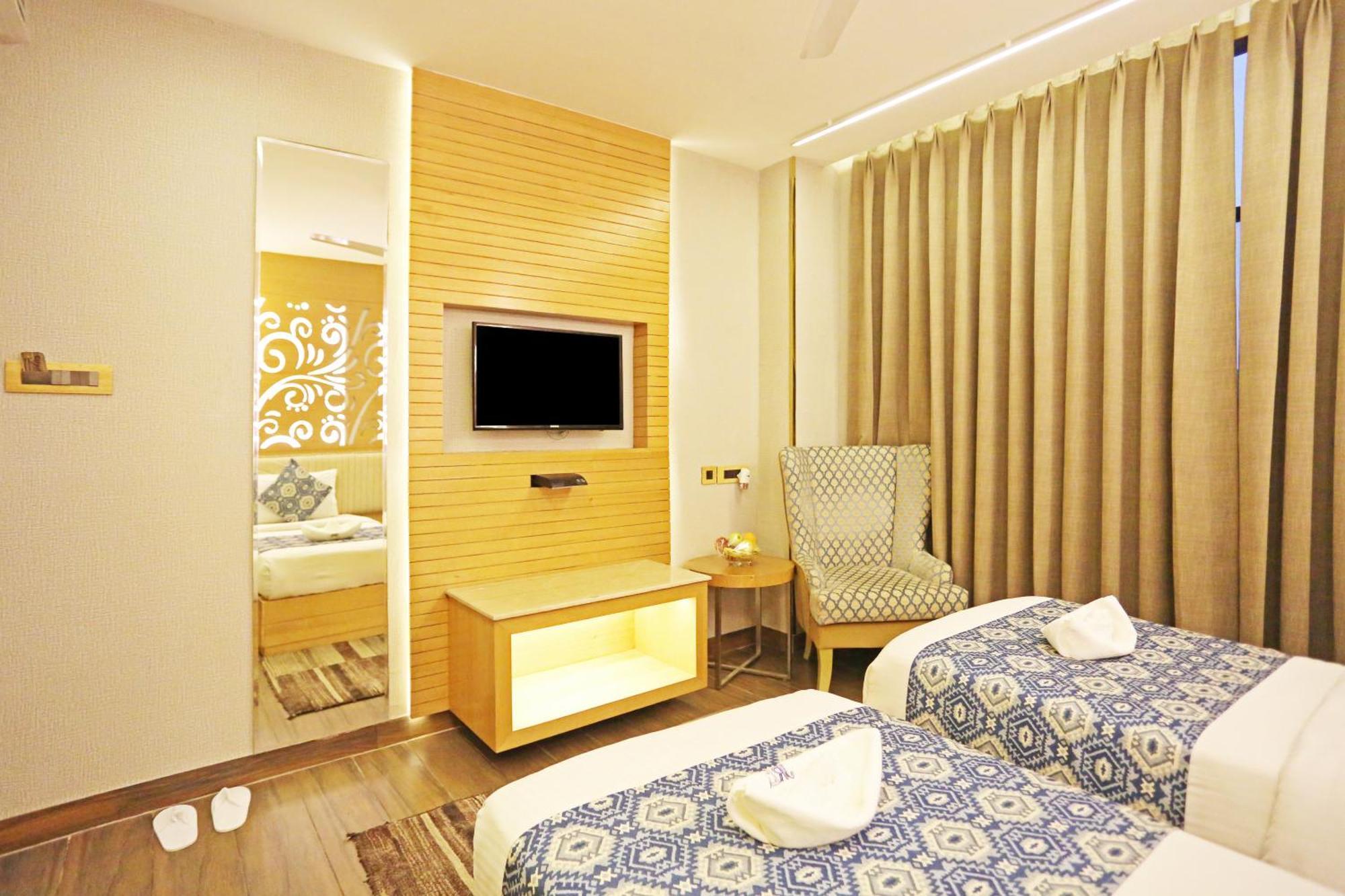 Jrd Luxury-Business Hotel New Delhi Bagian luar foto